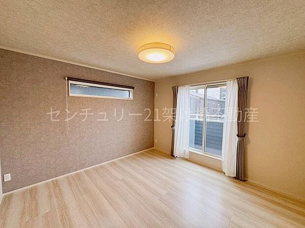 【2階 洋室 8帖】広々とした洋室は主寝室におすすめ!こちらからインナーバルコニーに出入り可能◎ウォークインクローゼット付きです♪