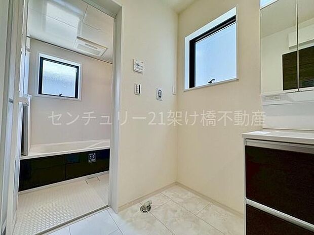 【洗面所】三面鏡の独立洗面台となっております。ストックなどを収納するのに便利な収納あり◎