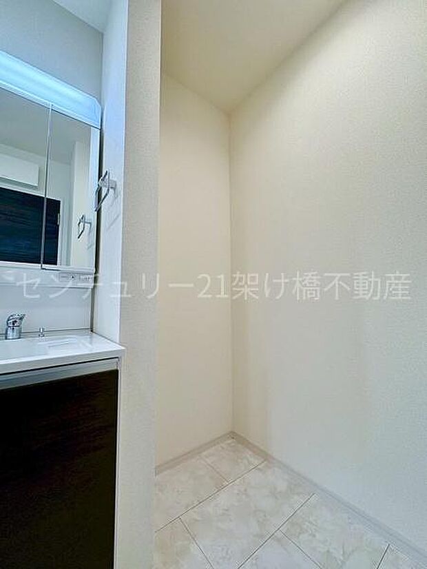 【洗面所】洗面台横のスペースはお好みの棚をつけて収納を増設できます◎