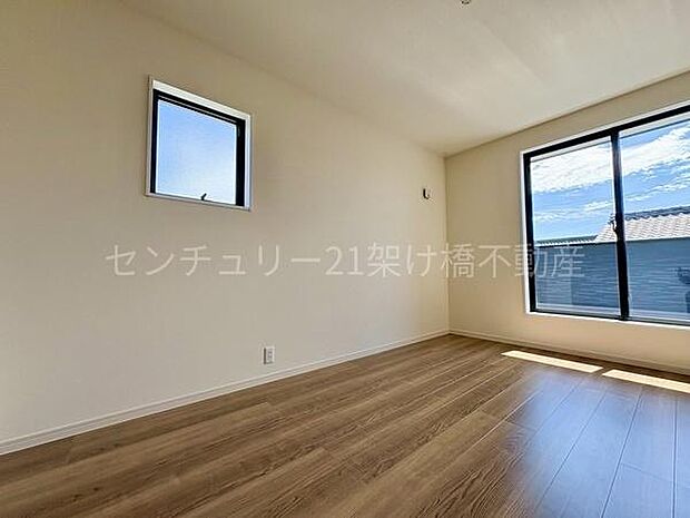 【洋室 6.75帖】南面バルコニーに面した洋室は明るく過ごしやすい空間◎