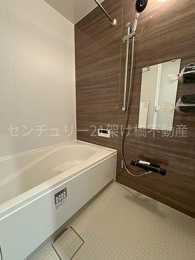 【浴室】浴室乾燥暖房機付きです。雨の日の洗濯物の乾燥やヒートショック対策としてもお使い頂けます。