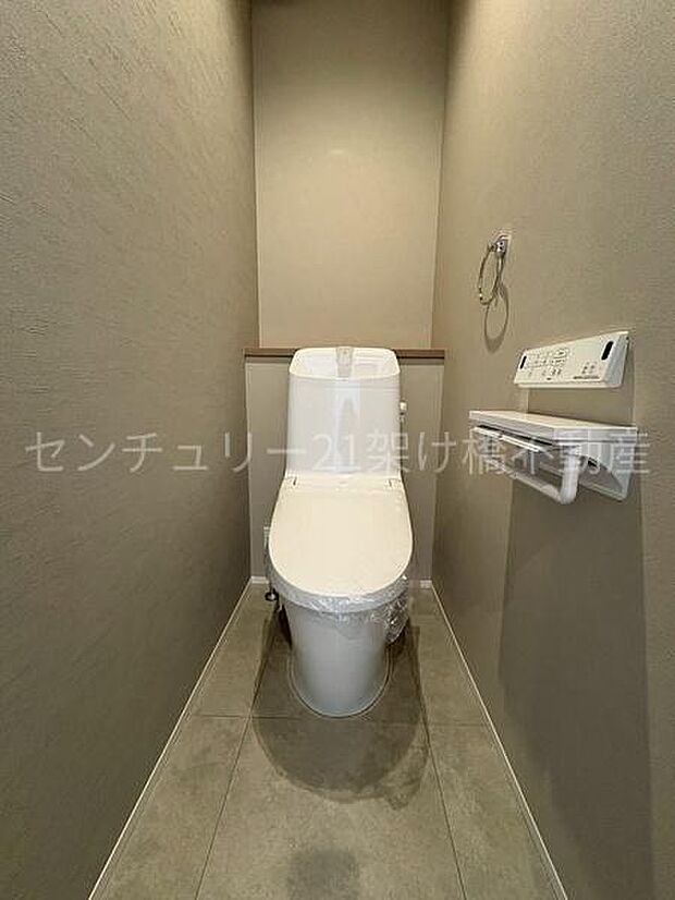 【トイレ】衛生的な温水洗浄便座で快適にお使いいただけます。