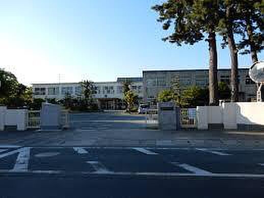 豊橋市立南部中学校まで2204m