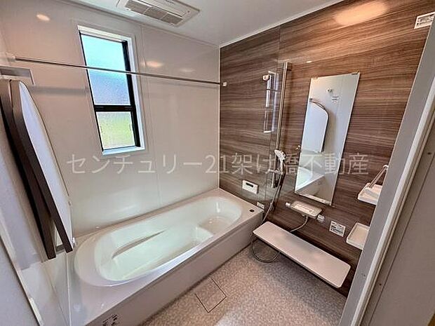 【浴室】浴室乾燥暖房機付きです。雨の日の洗濯物の乾燥やヒートショック対策としてもお使い頂けます。