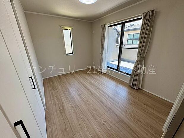 【南側洋室6帖】バルコニーに面した洋室は明るく過ごしやすい空間◎