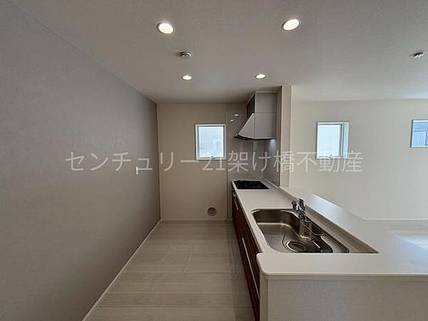 【対面式システムキッチン】三口コンロ、グリル、浄水器付きシンクでお料理が捗ります♪