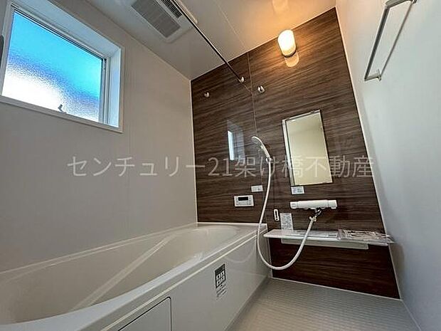 【浴室】浴室乾燥暖房機付きです。雨の日の洗濯物の乾燥やヒートショック対策としてもお使い頂けます。