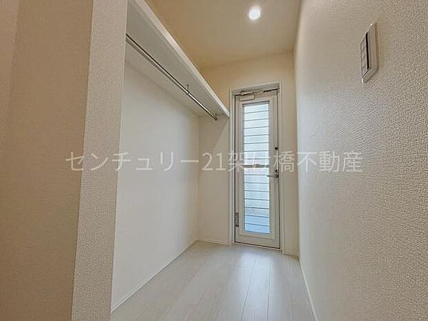 【1階 ウォークインクローゼット】勝手口付きで、使い方いろいろ♪