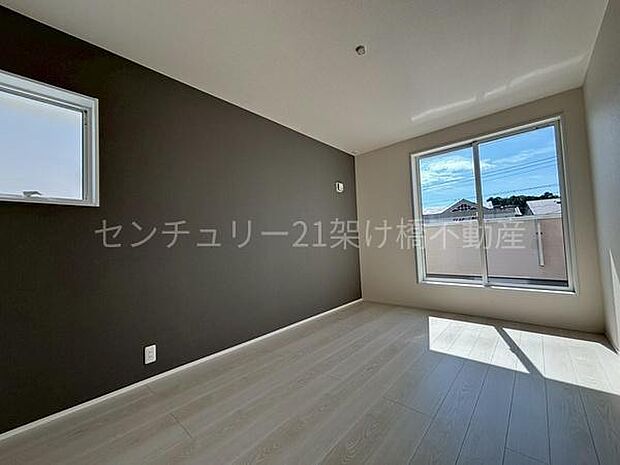 【2階 洋室 6.75帖】2面採光で明るく、アクセントクロスが映える寝室♪