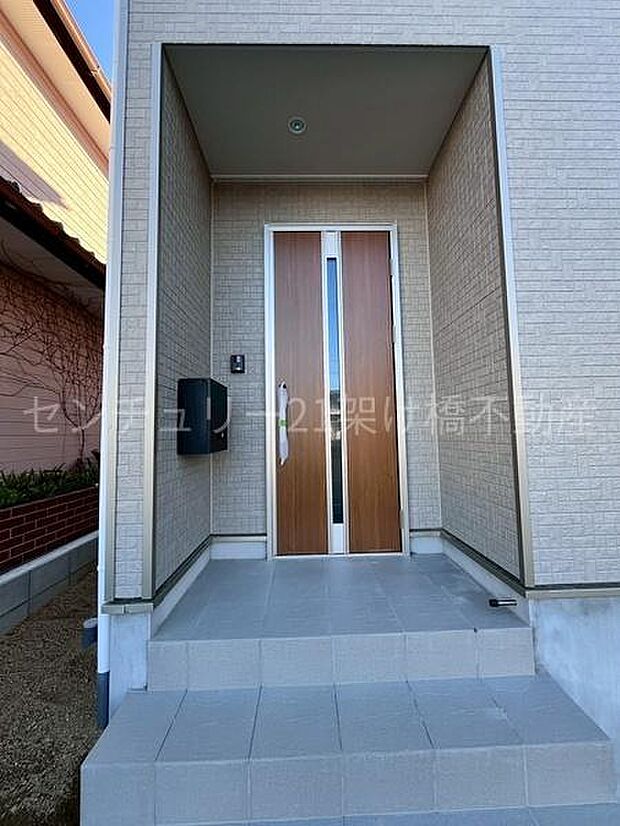 【玄関】屋根付きで雨の日にも安心です◎