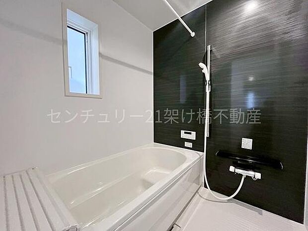 【浴室】浴室乾燥暖房機付きです。雨の日の洗濯物の乾燥やヒートショック対策としてもお使い頂けます。