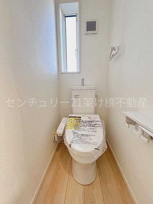 【1階 トイレ】温水洗浄便座で快適にお使いいただけます。