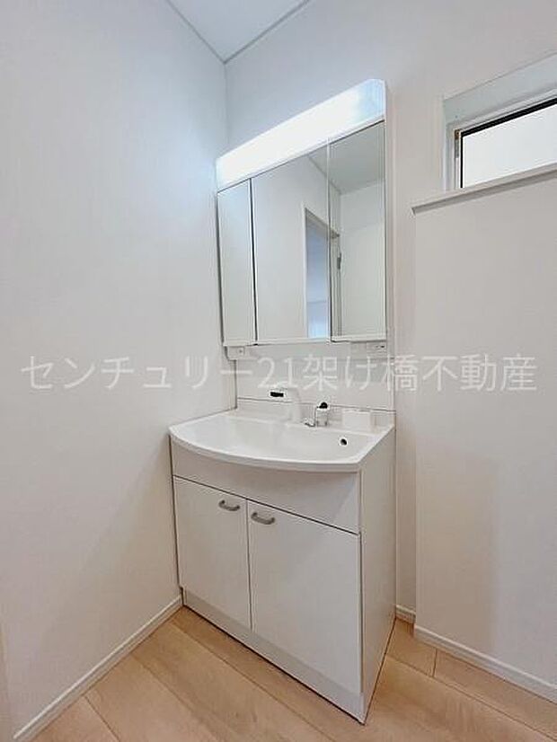 【洗面所】三面鏡の独立洗面台となっております。ストックなどを収納するのに便利な収納あり◎