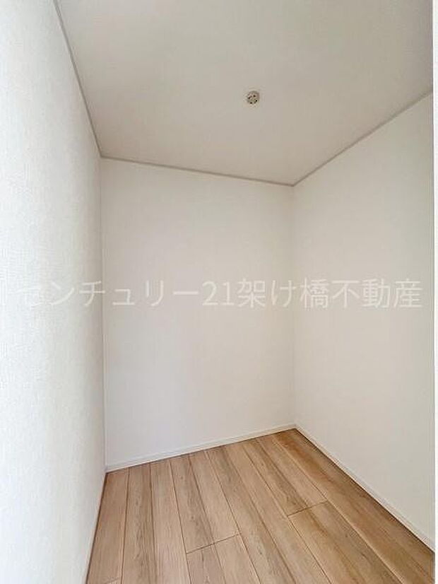 【洋室 6帖 東側】ウォークインクローゼット季節物の収納も安心です◎