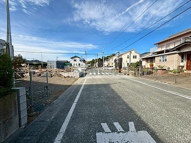 北側公道8.4ｍあり、駐車も楽々♪