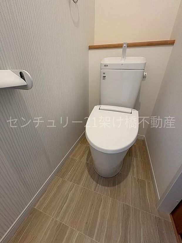 【2階 トイレ】衛生的な温水洗浄便座で快適にお使いいただけます。