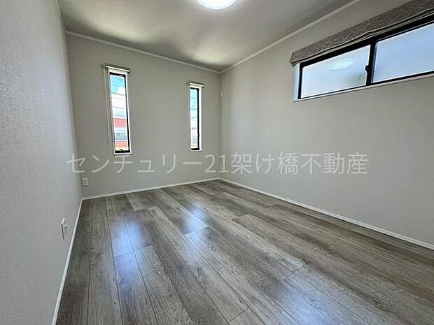 【洋室6.5帖】窓が3つあるので採光・通風良好です♪