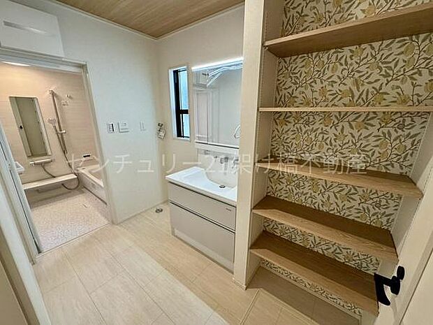 【洗面所】三面鏡の独立洗面台となっております。ストックなどを収納するのに便利な収納あり◎
