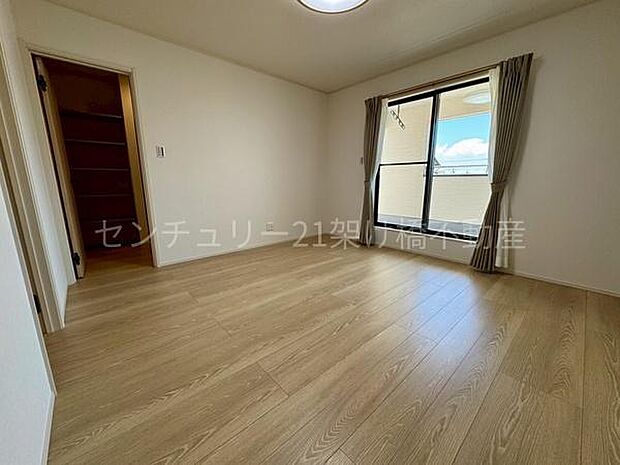 【洋室8帖】南側のバルコニーに面した洋室は明るく過ごしやすい空間◎