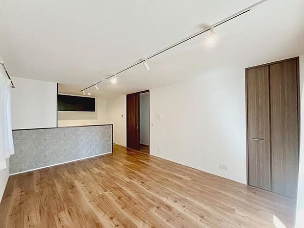 お料理をしながらリビングを見渡せる人気の縦型LDK♪