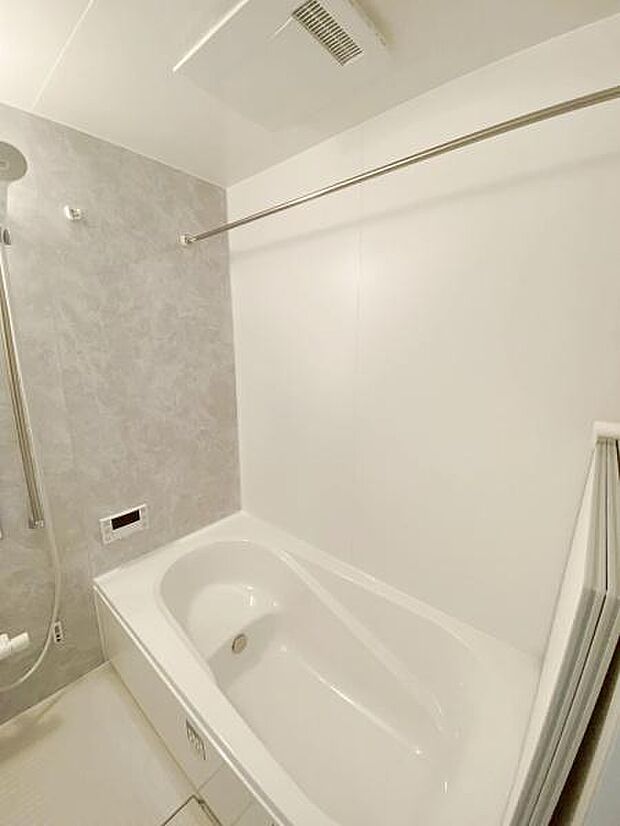 【浴室】浴室乾燥暖房機付きです。雨の日の洗濯物の乾燥やヒートショック対策としてもお使い頂けます。