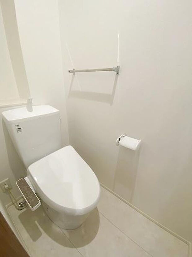 【1階 トイレ】衛生的な温水洗浄便座で快適にお使いいただけます。