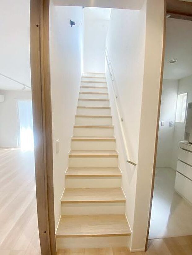 手すり付きの階段は小さなお子様やお年寄りのいるご家庭にも安心です♪