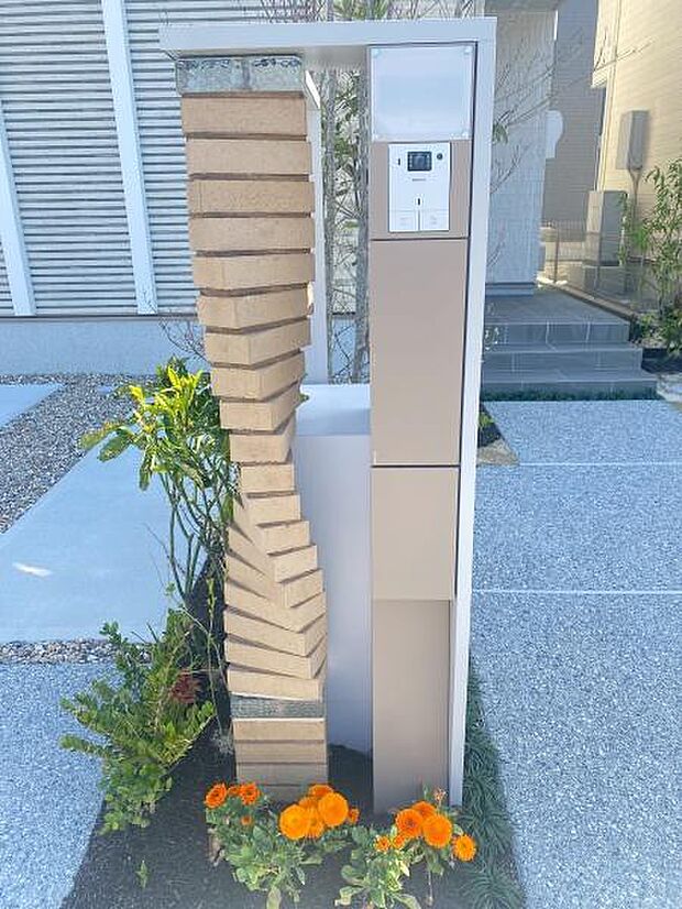 シンプルなデザインのインターホン付きのポスト
