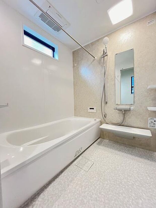 【浴室】浴室乾燥暖房機付きです。雨の日の洗濯物の乾燥やヒートショック対策としてもお使い頂けます。