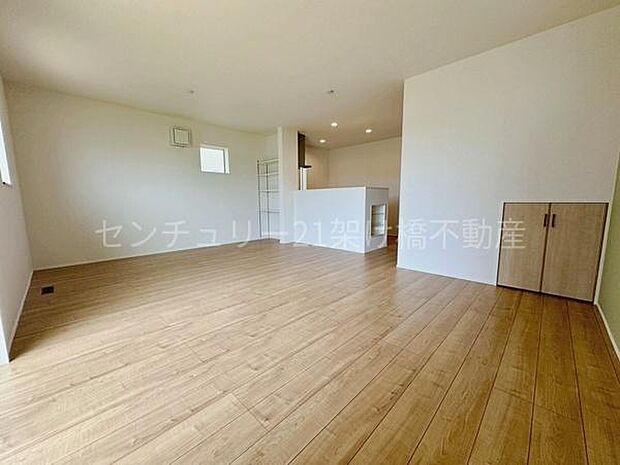 木の温もりを感じるLDKは家族団らんの空間にぴったり♪リビング収納も豊富です!