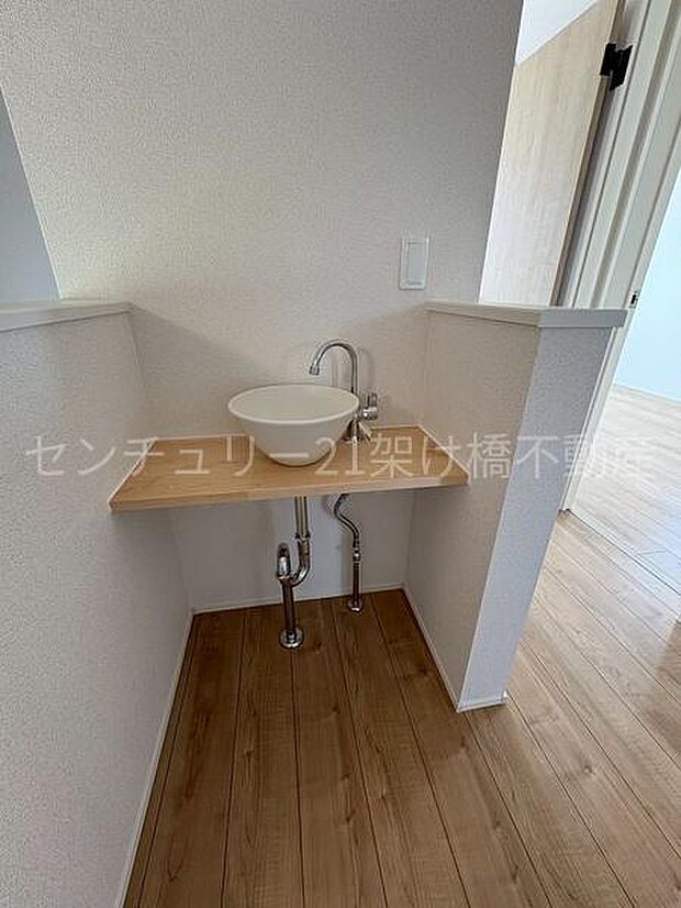 二階階段上がった所に洗面台あり!