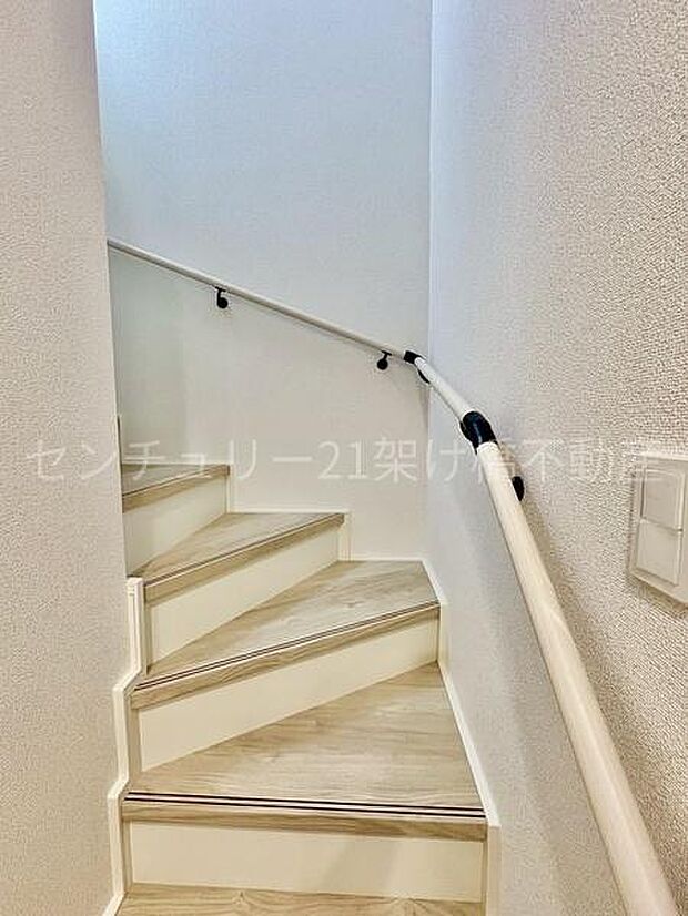 手すり付きの階段は小さなお子様やお年寄りのいるご家庭にも安心です♪