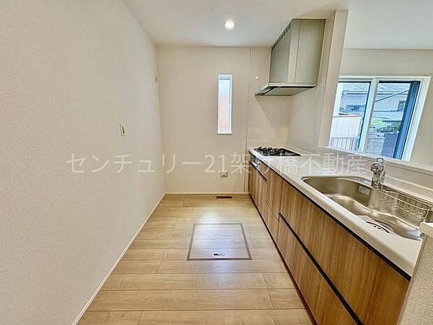 【対面式システムキッチン】三口コンロ、グリル、浄水器付きシンクでお料理が捗ります♪