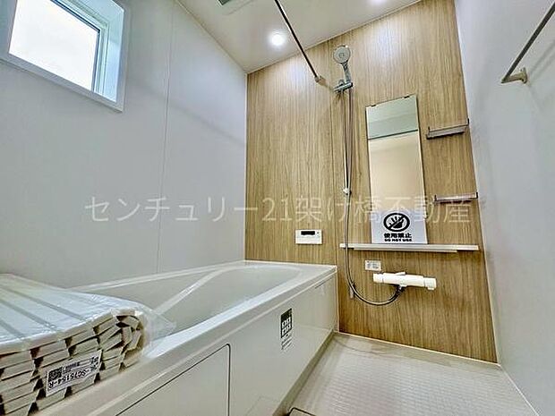 【浴室】浴室乾燥暖房機付きです。雨の日の洗濯物の乾燥やヒートショック対策としてもお使い頂けます。