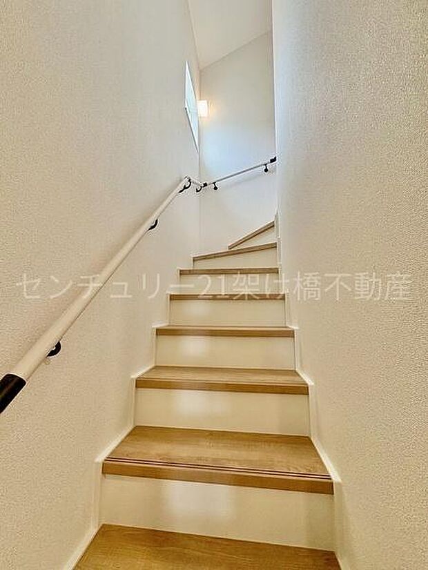 手すり付きの階段は小さなお子様やお年寄りのいるご家庭にも安心です♪