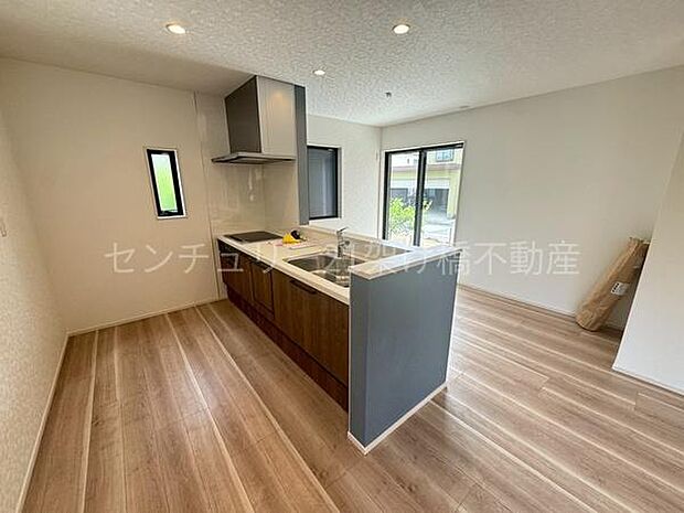 【対面式システムキッチン】シックなカラーで清潔感のある対面式システムキッチン♪窓付きで明るく換気もできます。