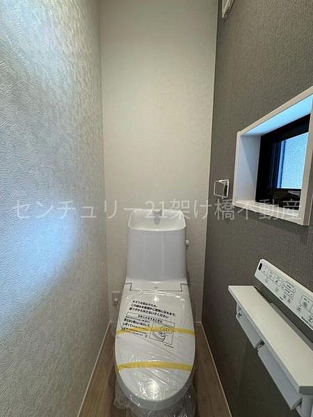 【1階 トイレ】衛生的な温水洗浄便座で快適にお使いいただけます。