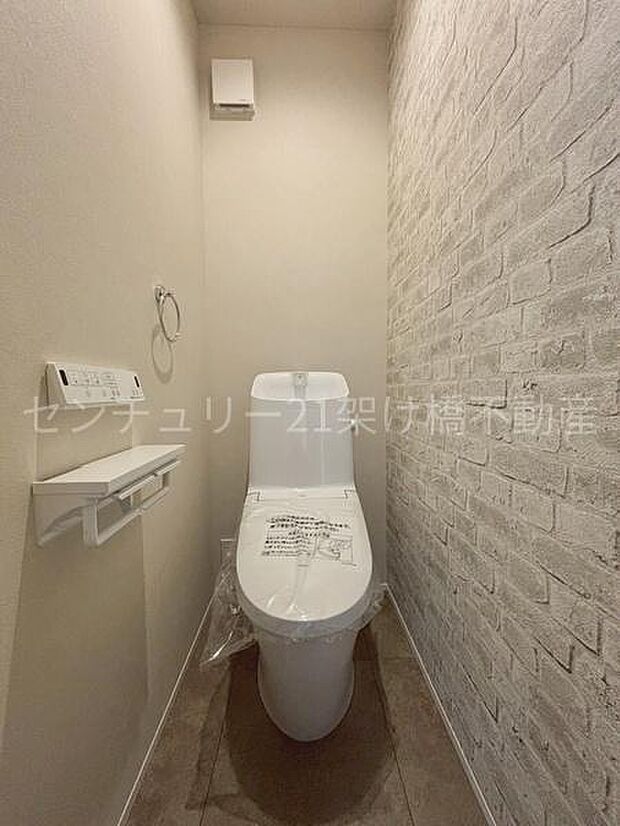 【1階 トイレ】衛生的な温水洗浄便座で快適にお使いいただけます。