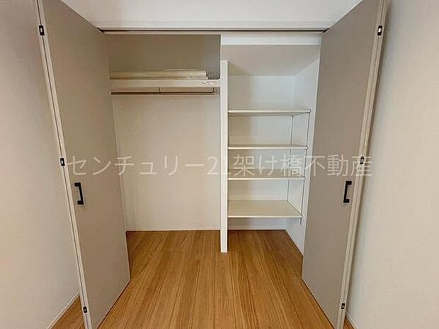 【LDK横 洋室5帖収納】便利なハンガーポール&棚付きのワイド収納です♪