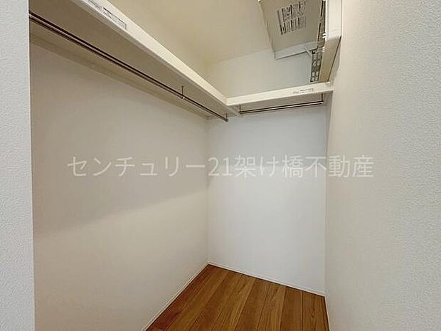 【洋室6.7帖ウォークインクローゼット】ハンガーポールと上部棚が2面についているのでたっぷり収納できます◎