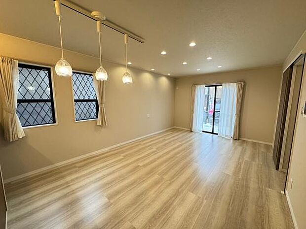 【リビング】キッチン直結で料理をしながら食事も楽しめる空間になります♪食事後の片付けも簡単です♪/2号棟