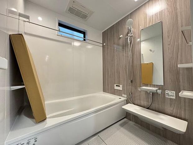 【浴室】浴室乾燥暖房機付きです。雨の日の洗濯物の乾燥やヒートショック対策としてもお使い頂けます。/2号棟