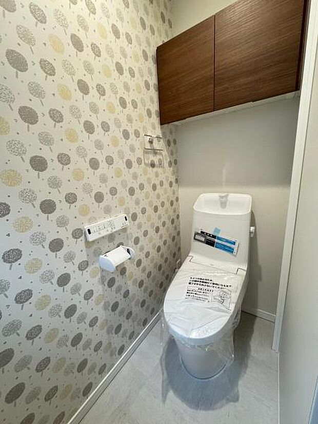 【2階 トイレ】衛生的な温水洗浄便座で快適にお使いいただけます。/2号棟