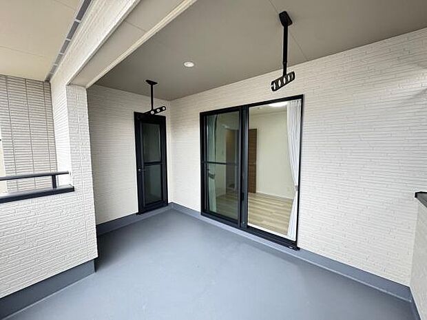 【バルコニー】南西向きバルコニーでお洗濯もたくさん干せます◎/2号棟