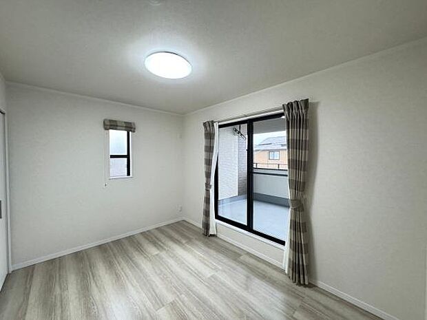 【2階洋室 南東側6帖】南面バルコニーに面した洋室は主寝室にぴったりです◎/2号棟