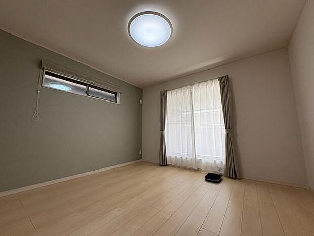 【2階 洋室 8帖】主寝室におススメなこちらの洋室はウォークインクローゼット付き◎バルコニーに出入り可能です。