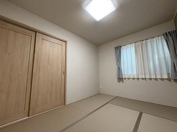 【リビング横 和室 6帖】心安らぐ畳のお部屋♪お子様の勉強スペースや客間としても◎