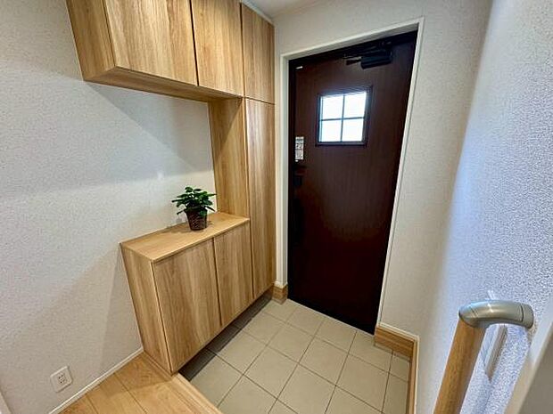 【玄関】飾り棚つきのシューズボックス♪天井高でたっぷり収納できます◎