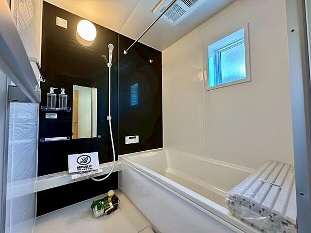 【浴室】浴室乾燥暖房機付きです。雨の日の洗濯物の乾燥やヒートショック対策としてもお使い頂けます。