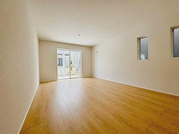 南面の大きな窓でたっぷり採光◎